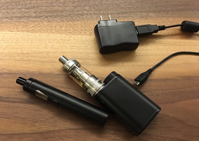 電子菸是由霧化器、主機與煙液組成，其中主機分為電子式（圖中）與機械式（圖左）兩種類型。（圖／撰稿團隊）