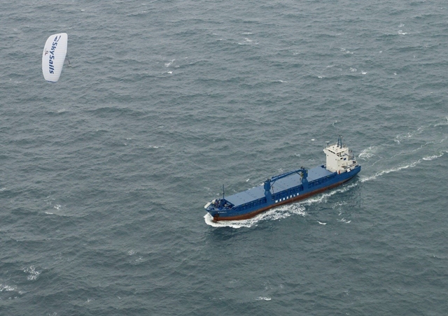 裝設於貨船上的Skysails (圖片來源：Skysails官網http://www.skysails.info/english/media/photos-and-graphics)