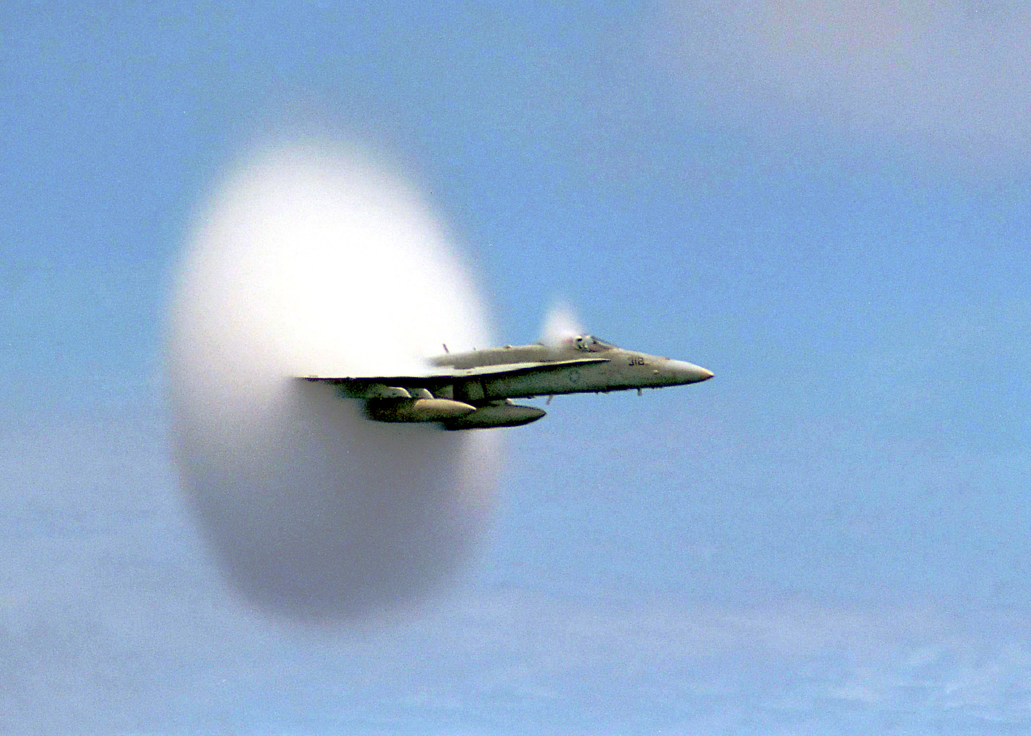 FA-18大黃蜂戰機以接近音速的速度飛行。（圖／Wikipedia commons）
