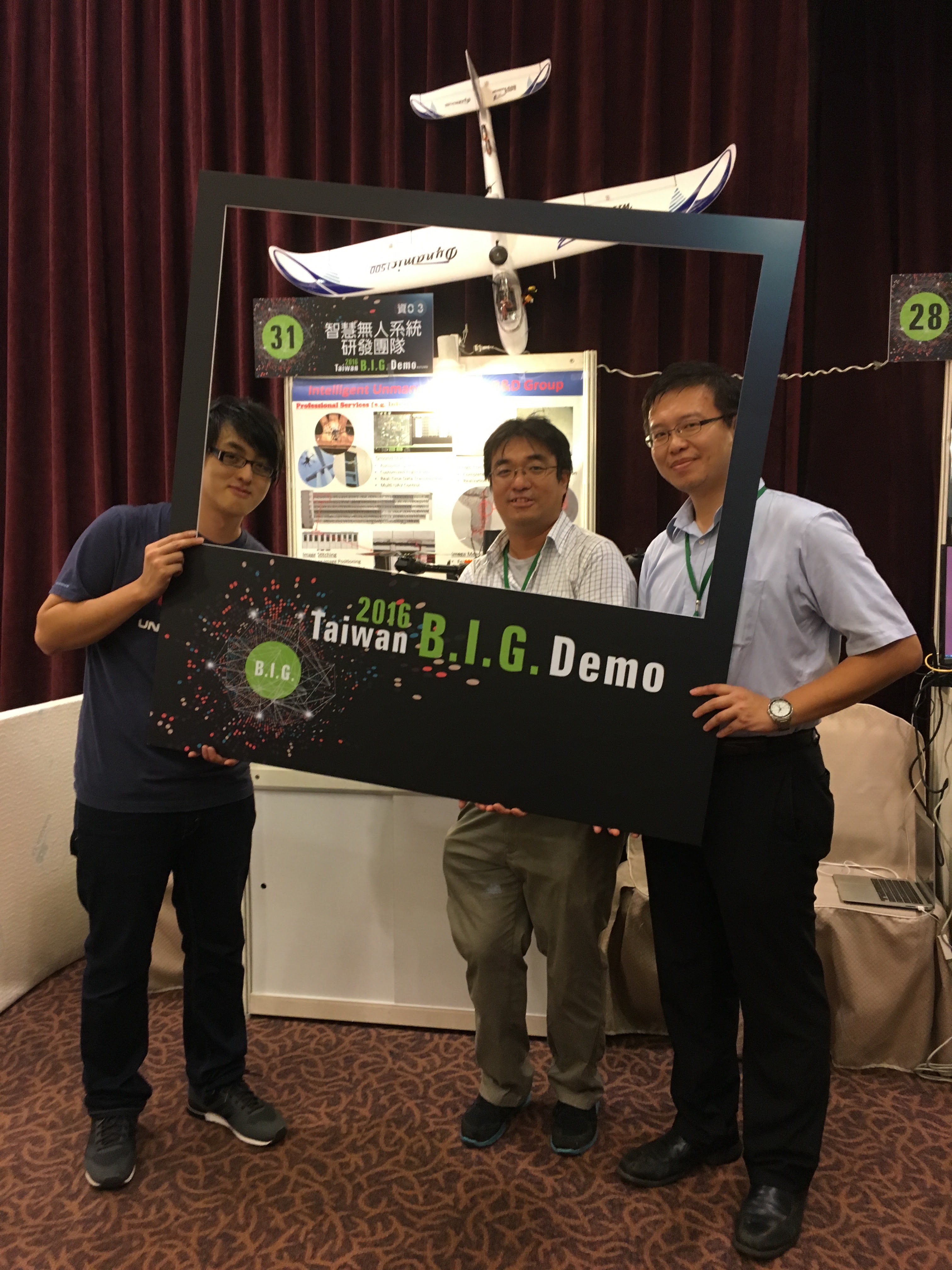無人機+影像處理2個團隊合作進軍智慧無人機系統市場（右一林柏廷老師，右二郭鎮銘老師）