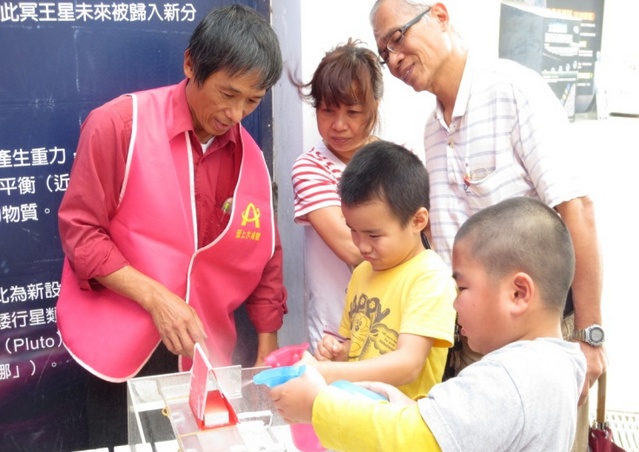 志工為民眾解說，動手做實驗（圖片來源：撰稿團隊提供）