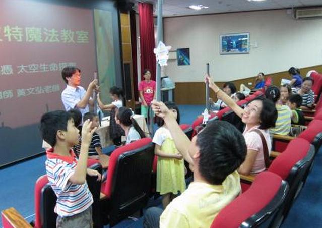 每月一場哈利波特魔法教室，親子一起玩科普。（圖片來源：撰稿團隊提供）