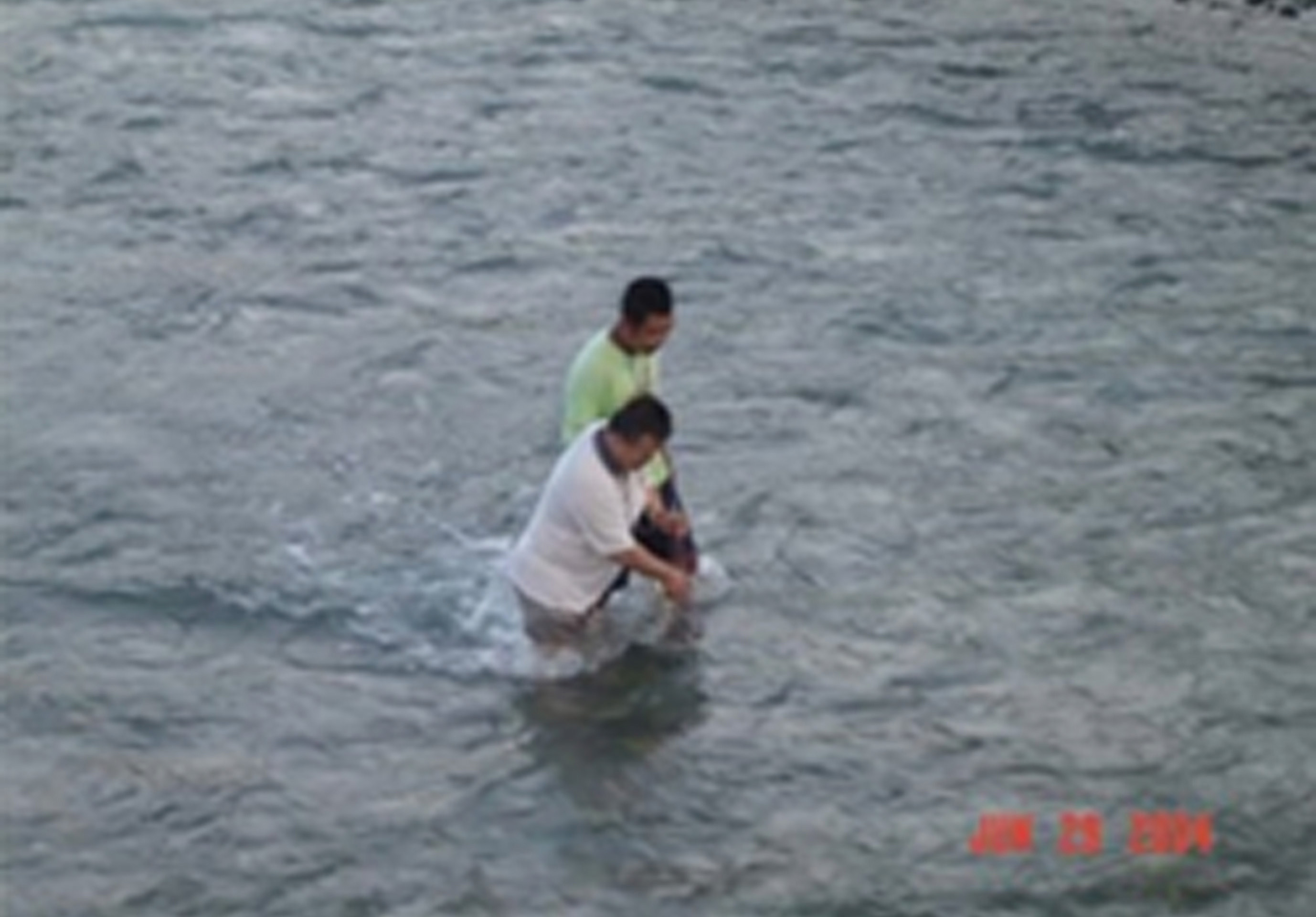 工作人員冒險在河裡量測河川流速