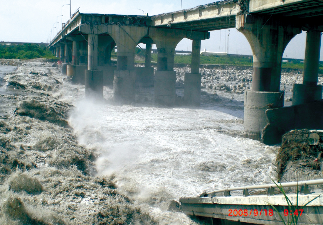 2008年大甲溪后豐大橋斷橋。（圖／颱洪中心）