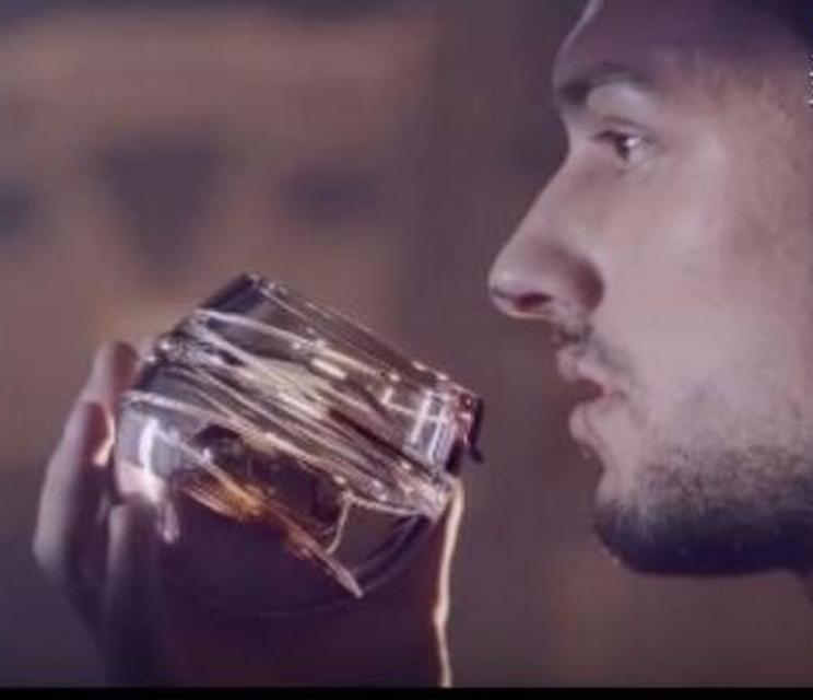 酒裝於底部、具有螺旋細通道的酒杯。（圖／新唐人亞太台，https://www.youtube.com/watch?v=2p8irL58wbM）