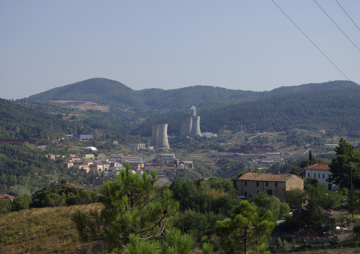 首圖，位於義大利托斯卡尼Devil's Valley的Larderello地熱電廠，於1911年建造，至今仍在生產。(圖片來源：Janericloebe)