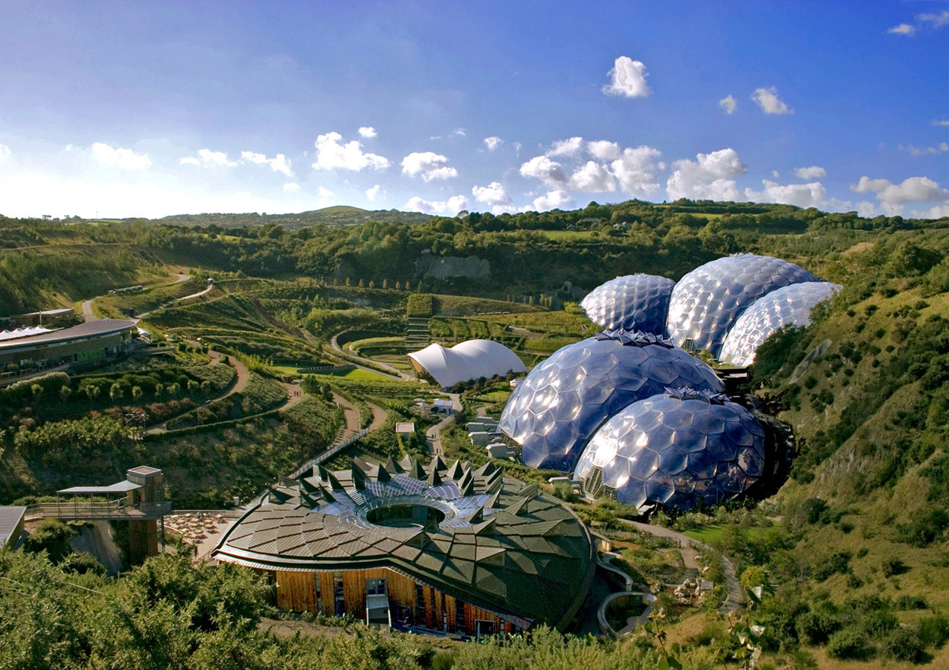 英國Eden project擁有全球最大的溫室，在2010年已取得地熱開發核可，所產的地熱電能將提供溫室使用，多餘的電也會併入全國電網，目標在2020年將減少Eden的碳排放量80%。（圖片來源：Eden project官方網站）