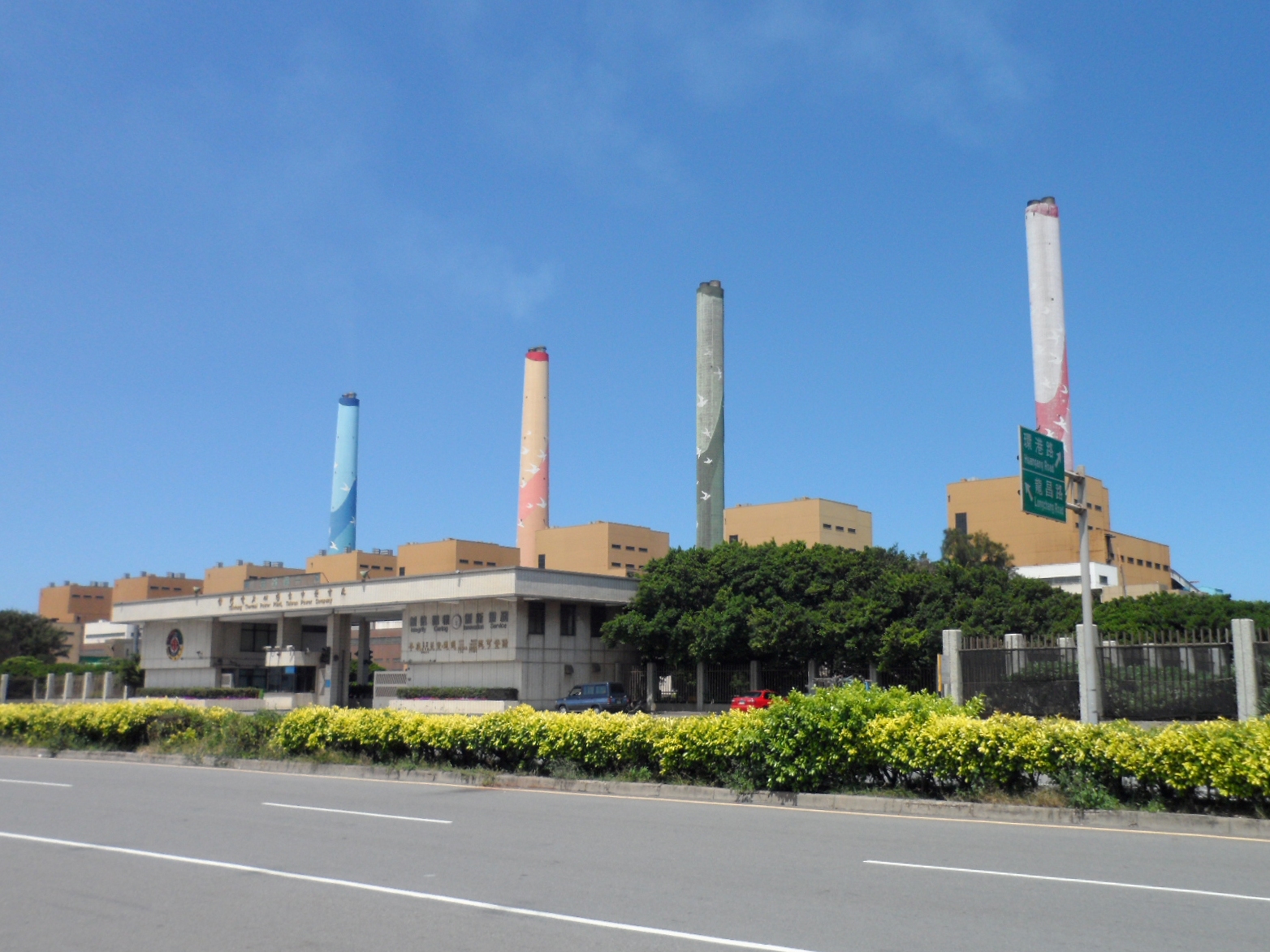台中市空氣汙染物境內來源的大宗是台中火力燃煤發電廠。（圖／wikimedia）