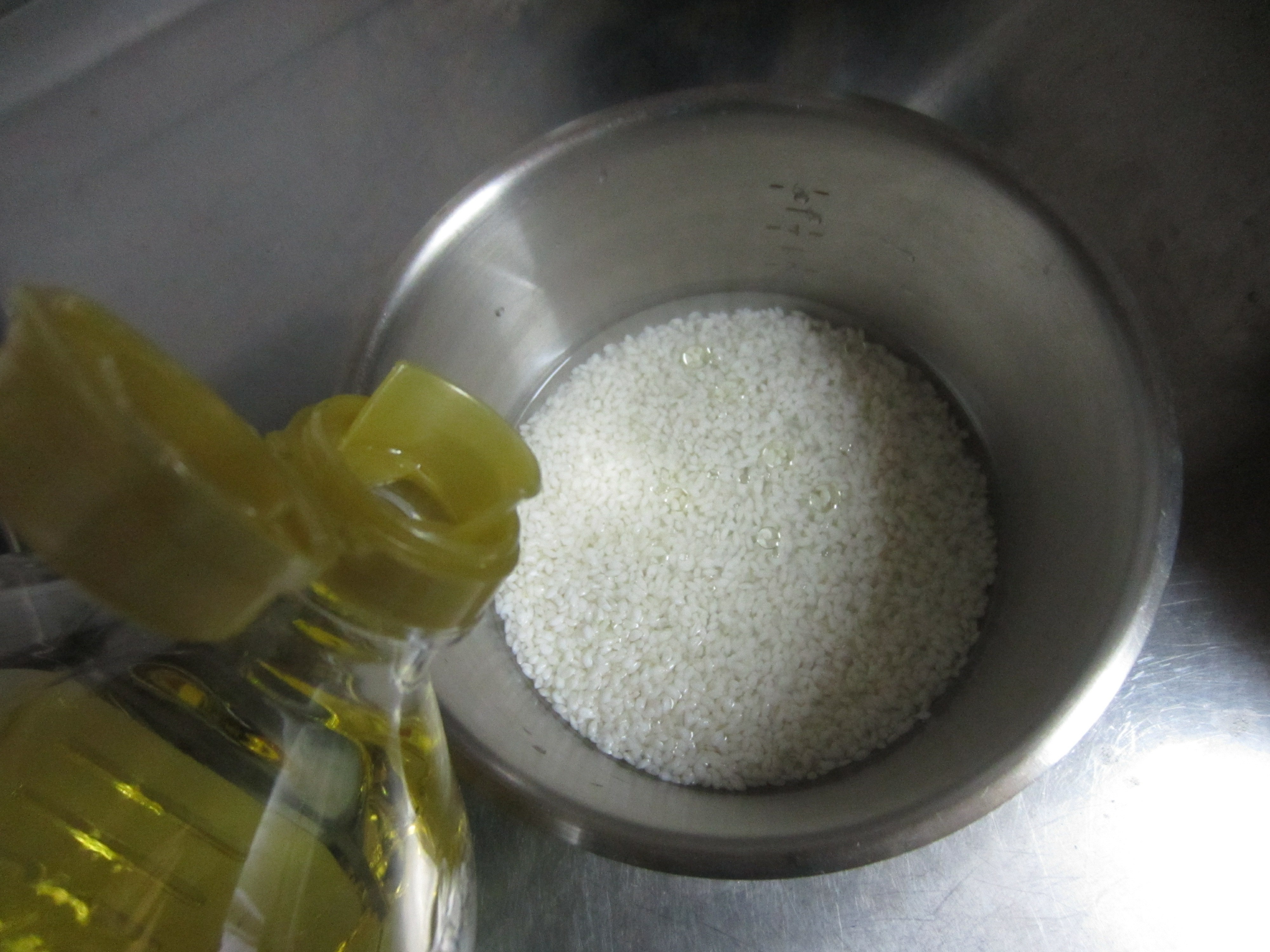 滴入數滴食用油至米中。(圖片提供：高苡甄)