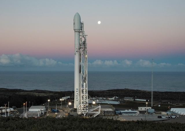 銥-1衛星等待由Falcon火箭發射 ( 圖片來源:https://www.flickr.com/photos/spacex/31450835954/ )