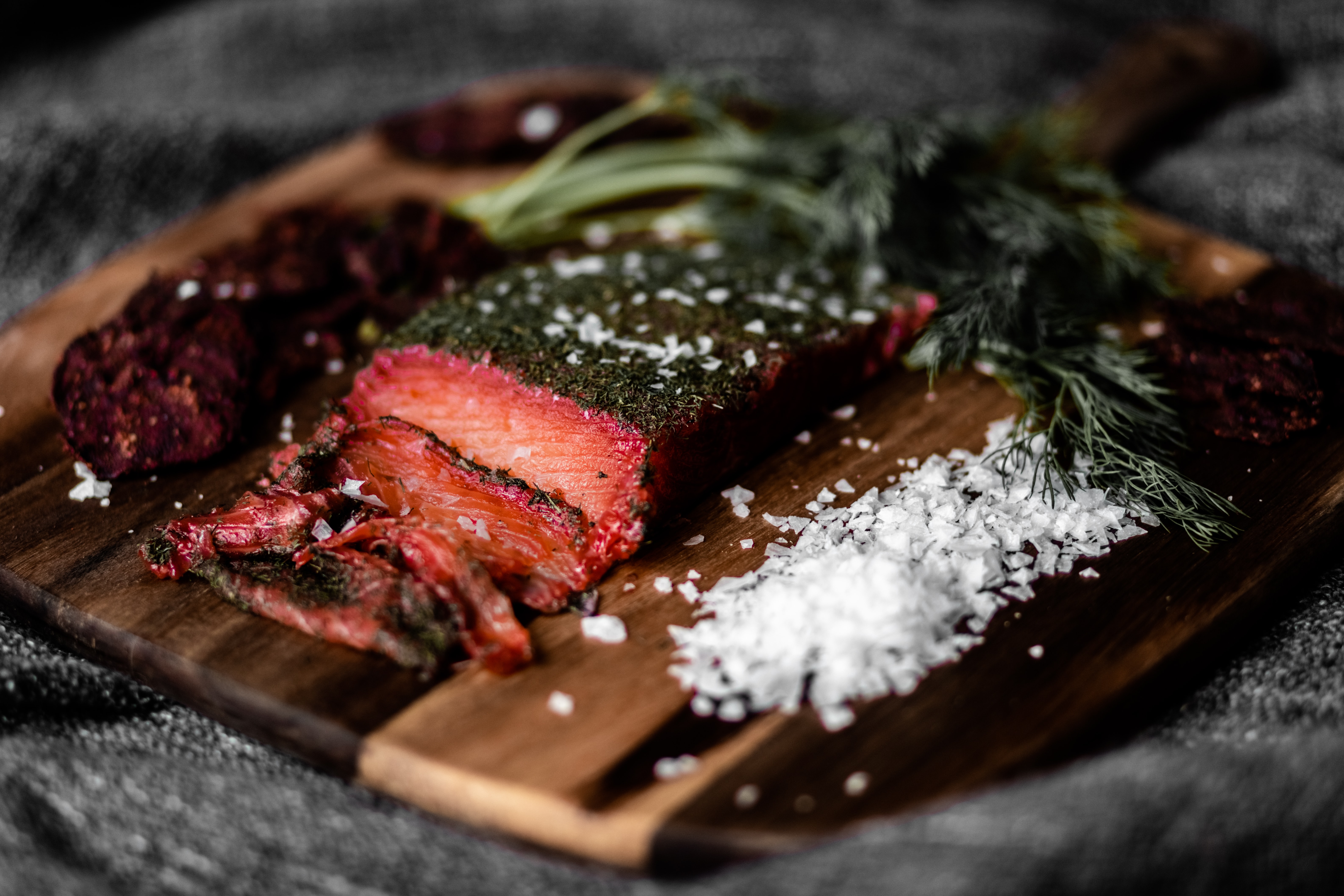 肉類料理何時灑鹽並無一定（圖／Unsplash）