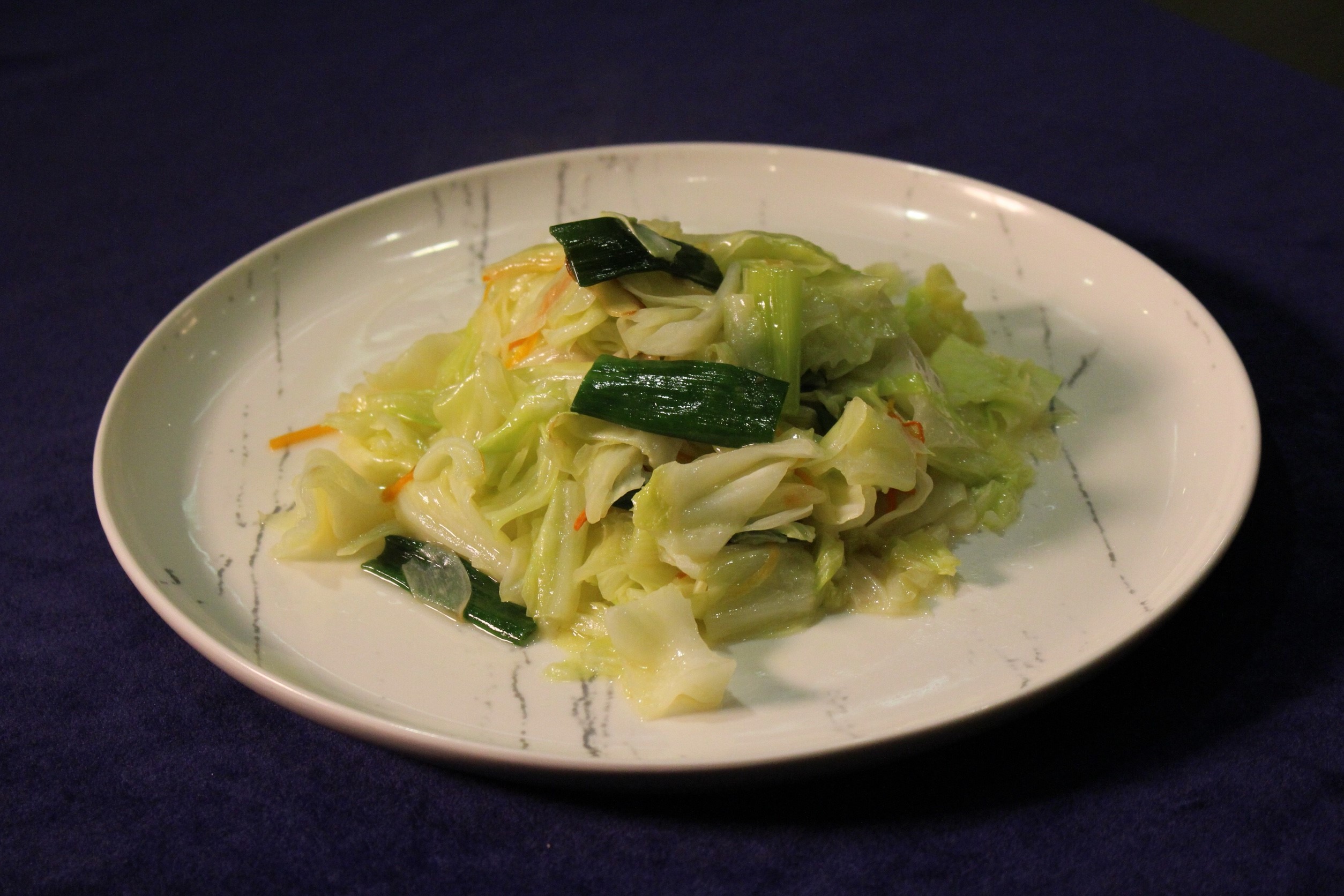 鹽巴烹調出的高麗菜料理。(圖／台灣食育協會林奕成)