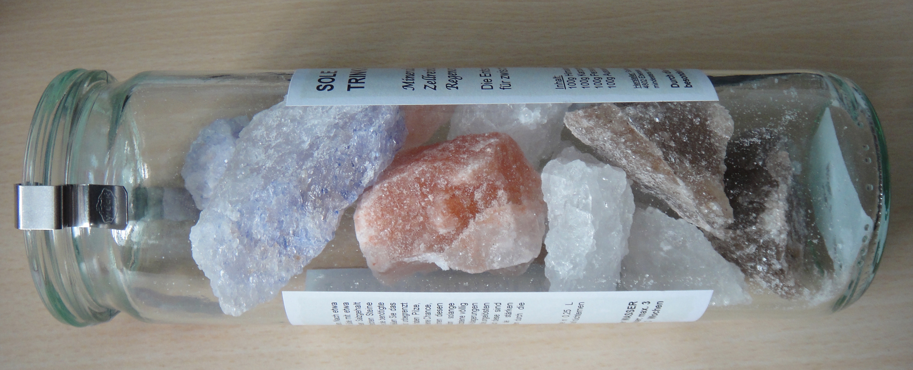 帶給人「鹹味」的鹽。一般的精製食鹽已經過純化，故均為白色粉末。圖中是不同來源的岩鹽，在還沒進行精製的程序之前，都含有不同的微量金屬，導致看起來顏色不同。