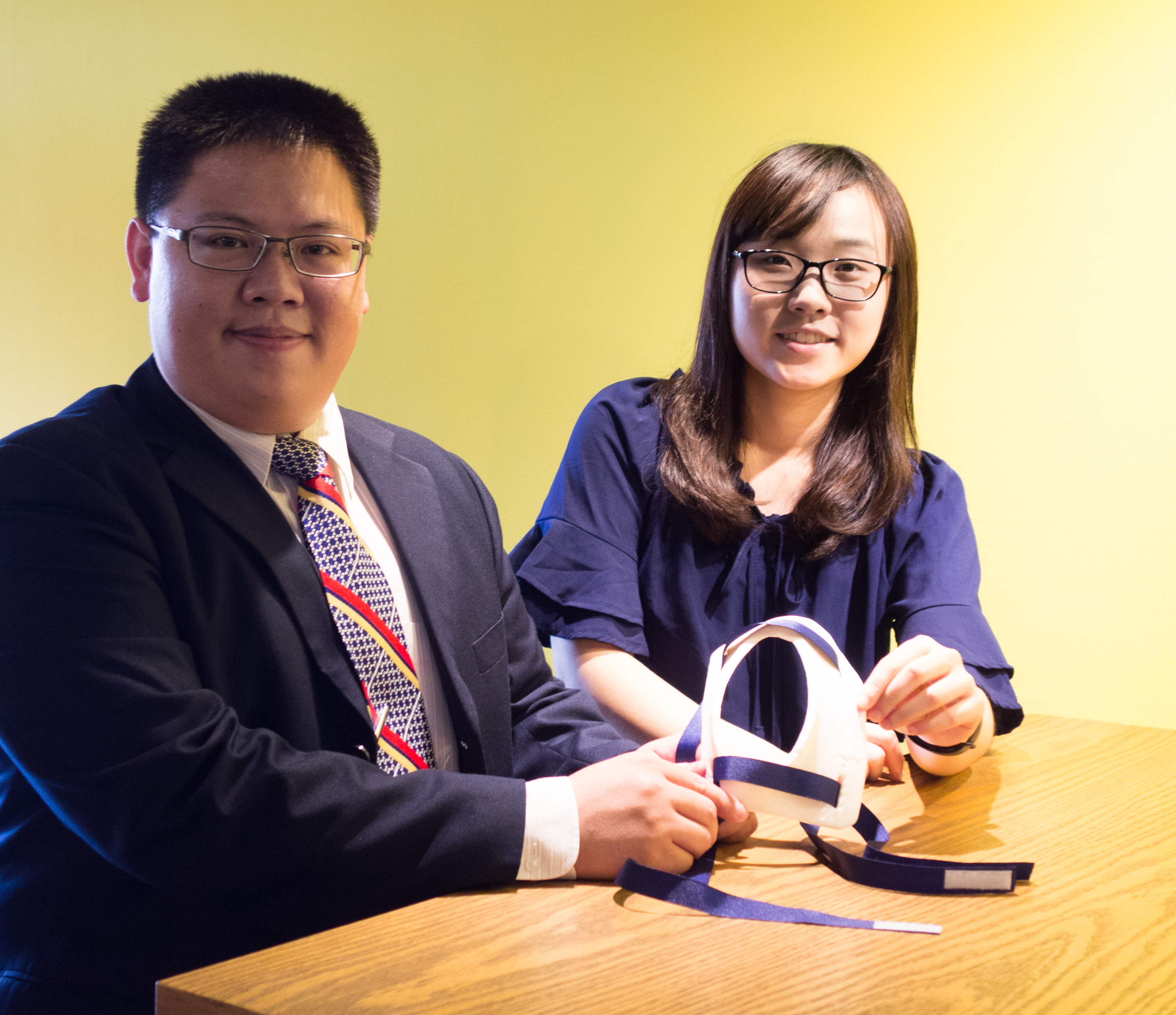 「嘉存生醫」是一間新創的兩人「迷你公司」，推廣核心產品「PERSBRA」醫療輔具。