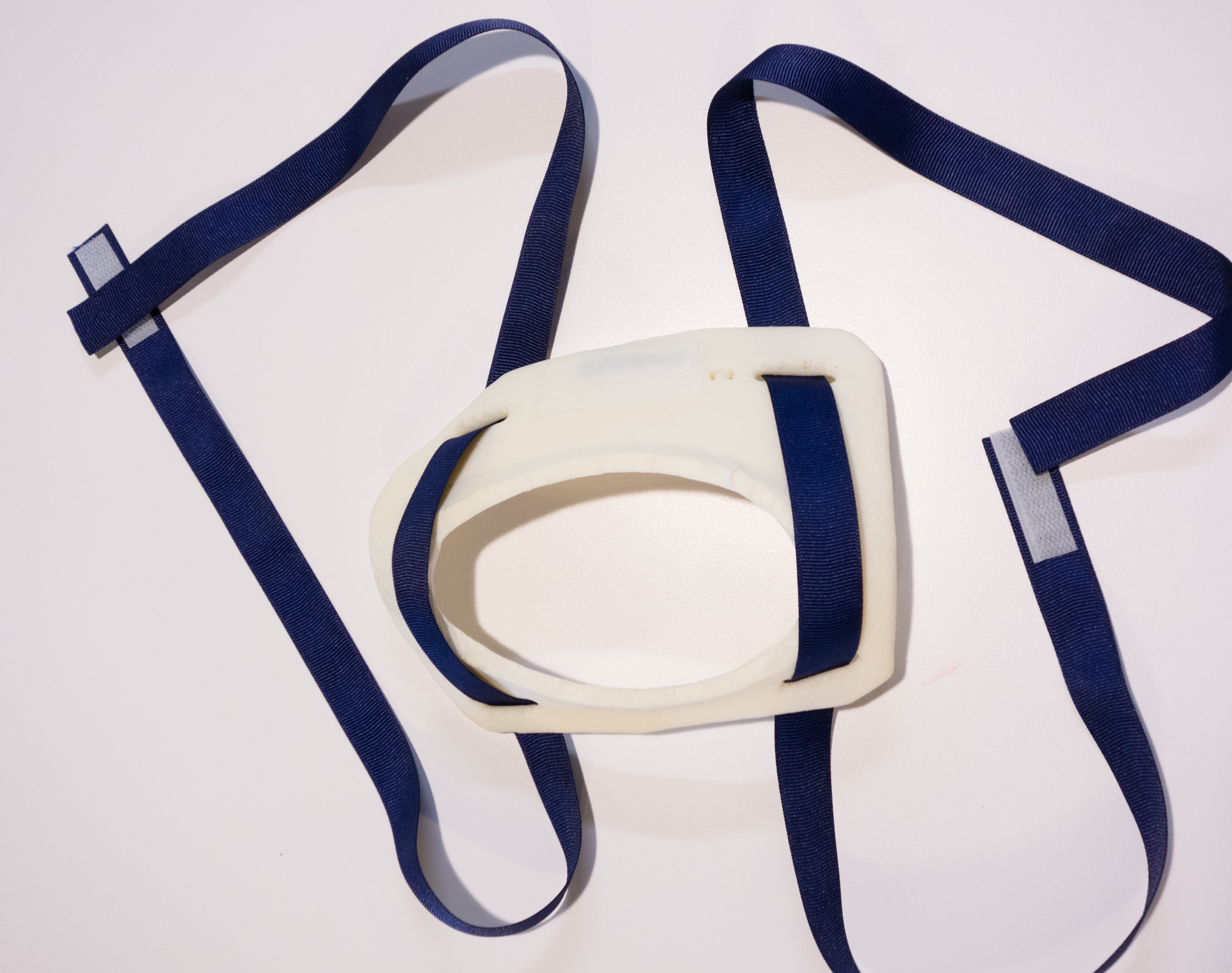 「PERSBRA」是一種針對乳癌患者身型客製的穿戴式醫療輔具。
