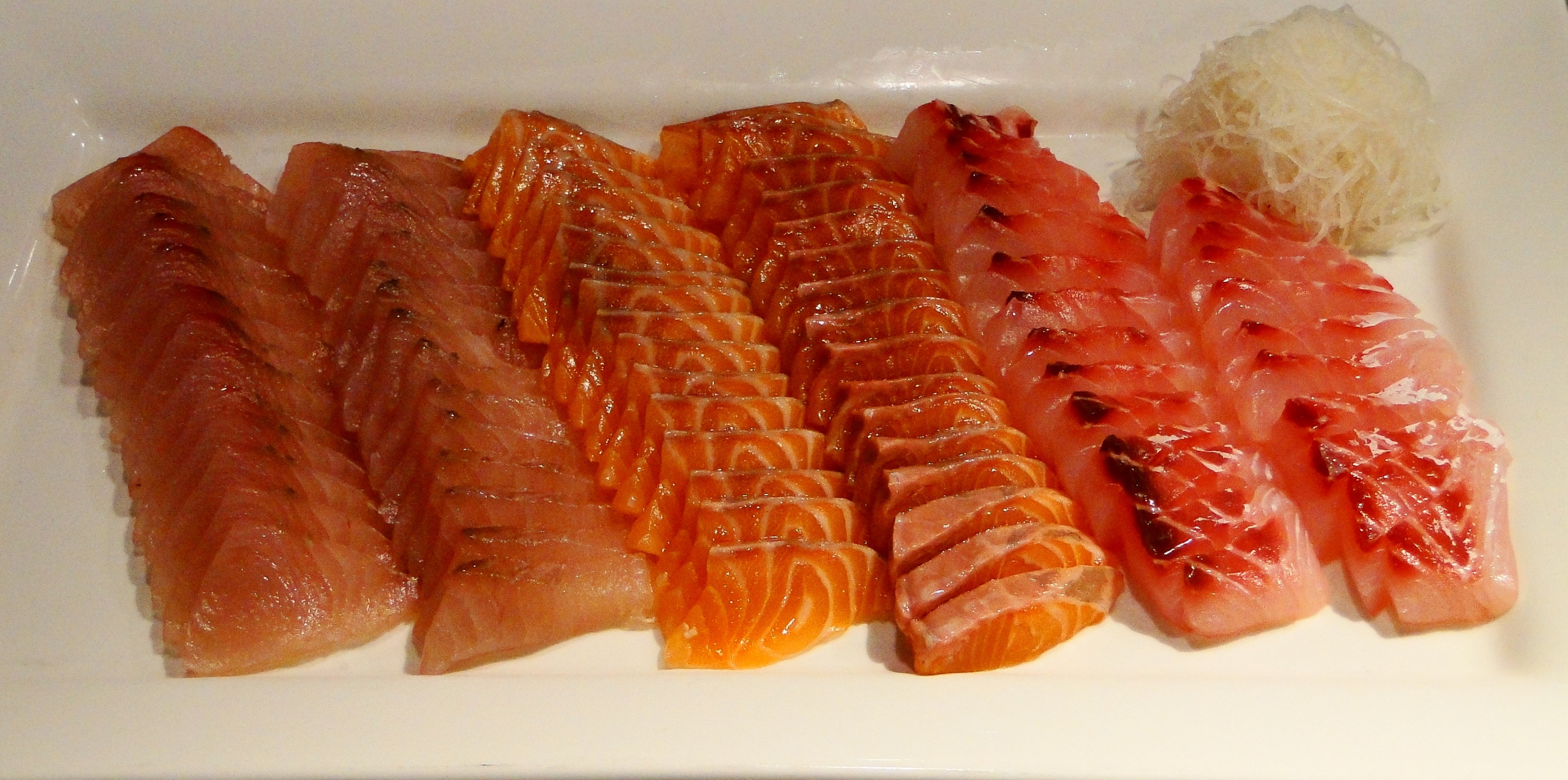 很多發酵產品都含有「鮮味」分子，生魚片通常要放隔天吃，讓部份的蛋白質分解成胺基酸後，魚肉會更美味。