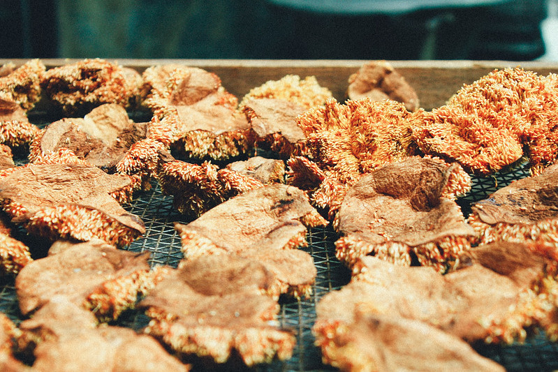 剝開曬乾的愛玉子（圖 / waychen_c, flickr）