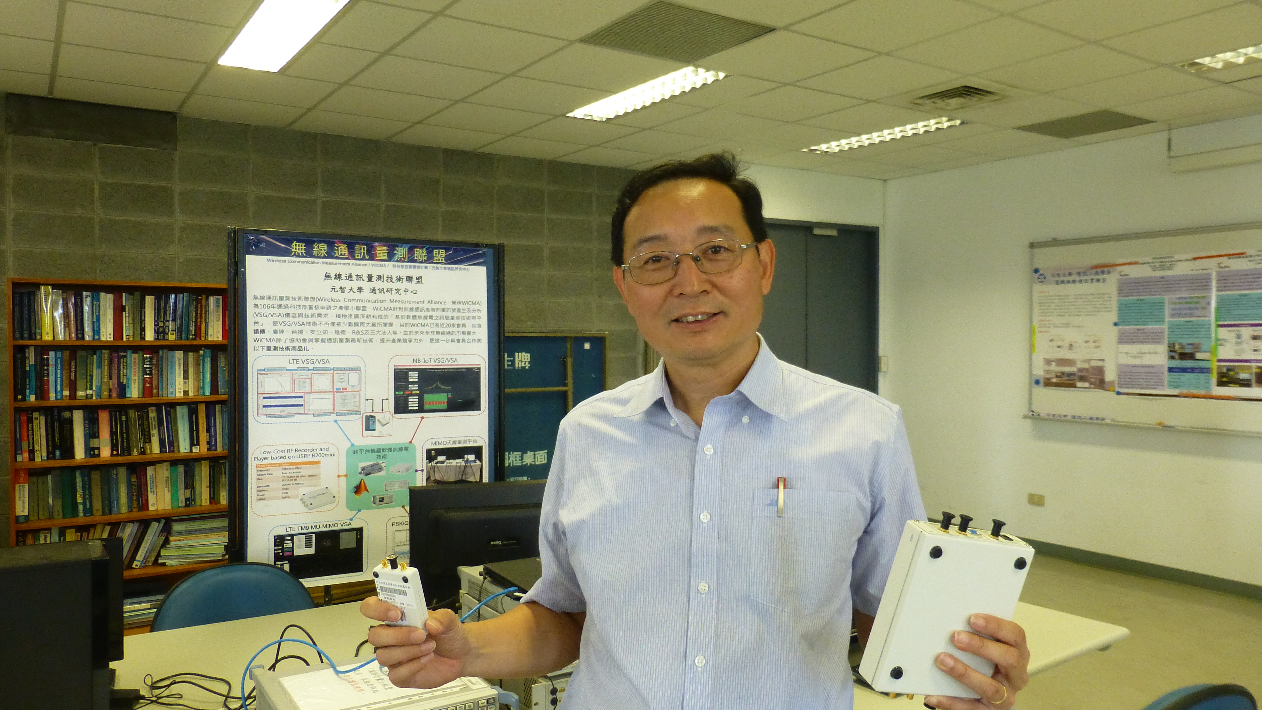 無線通訊量測聯盟主持人黃光正教授在實驗室內介紹聯盟具破壞性創新的跨平台通訊量測技術策略。