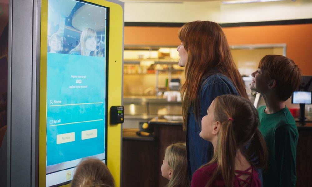 人臉辨識的自動點餐系統。（圖／https://www.techwalla.com/13708794/you-can-now-order-from-this-burger-chain-using-facial-recognition）