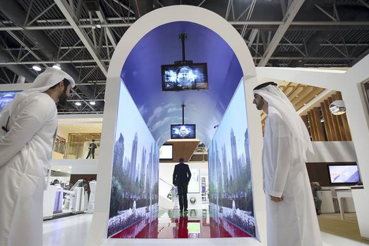 杜拜機場的臉部辨識安檢通道。（圖／https://www.theverge.com/2017/10/10/16451842/dubai-airport-face-recognition-virtual-aquarium）