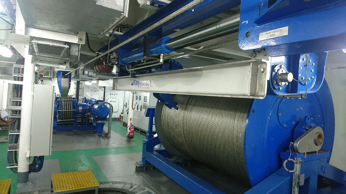 甲板下方的絞機艙間專供深海絞機系統使用，可以看到深海絞機專用的儲線槽以及油壓設備。 （圖／台灣海洋科技研究中心）
