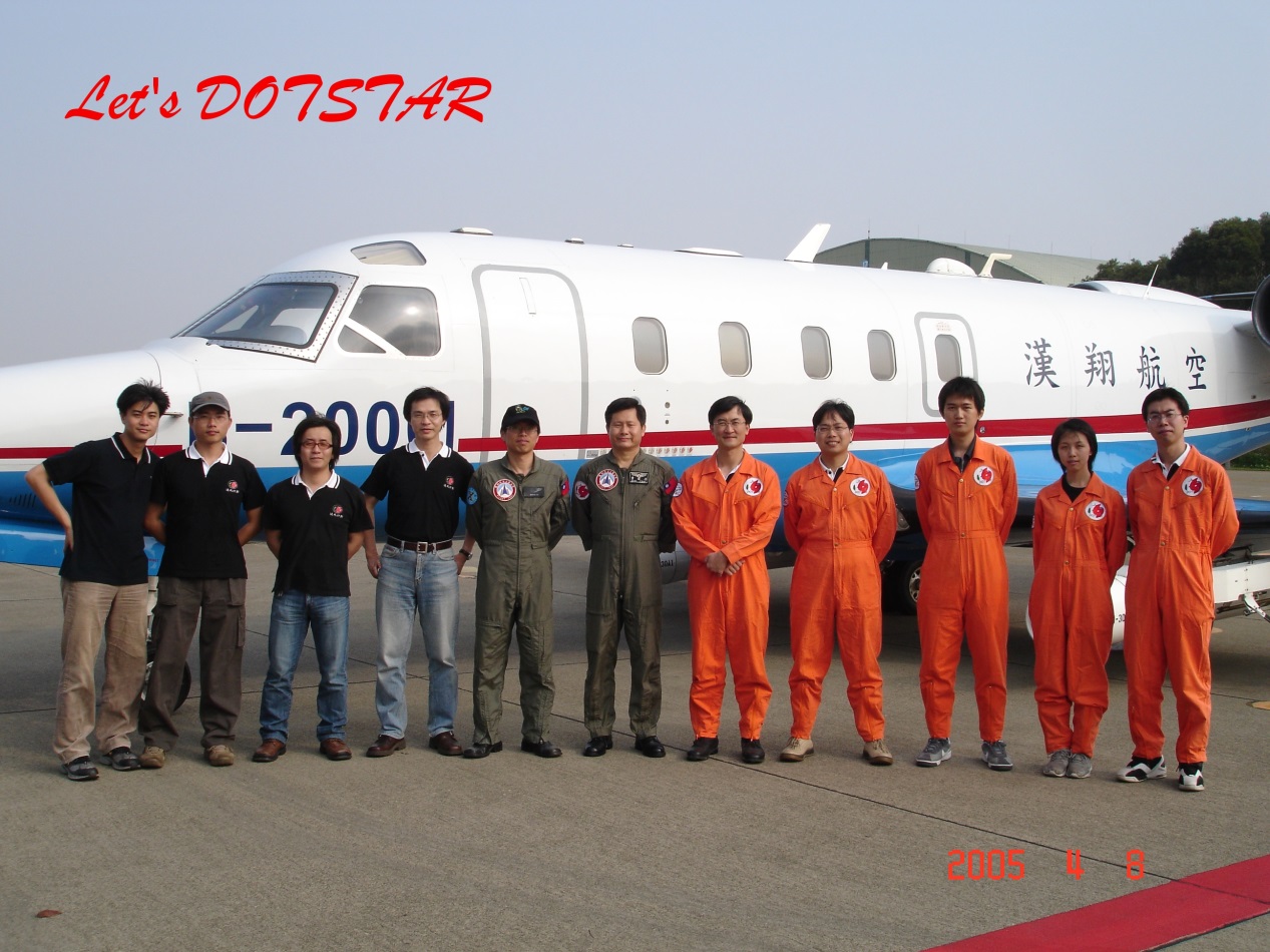 追風計畫成員與漢翔航空ASTRA噴射機合影。(圖／吳俊傑)