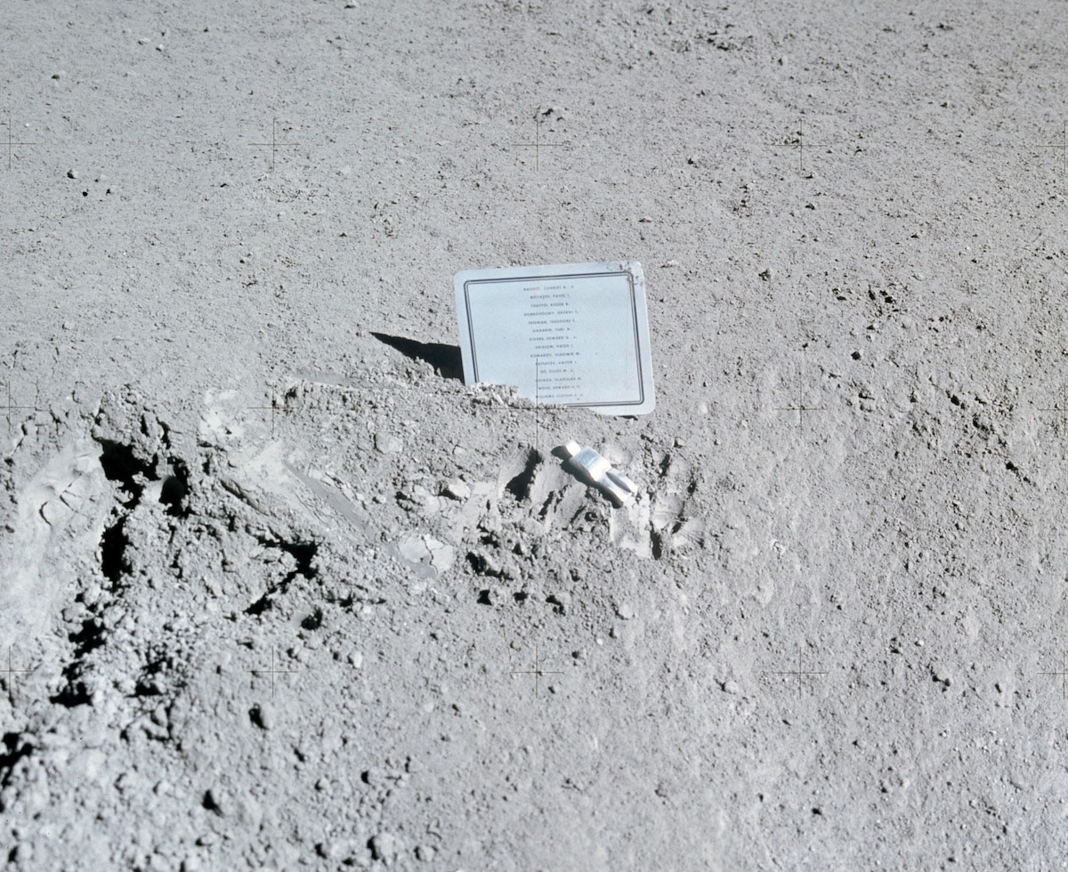阿波羅15號放在月球上的紀念牌和雕像。 (圖/NASA)