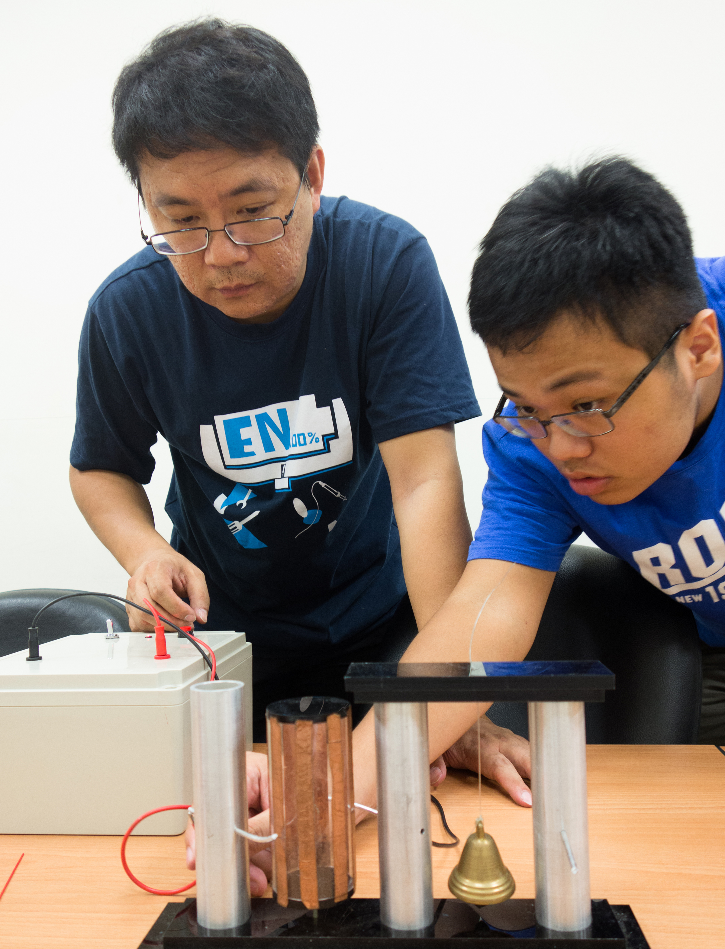 吳教授經常與系所上的大學生,一起研發、製作、試用科普實驗用的道具,無形中,強化了學生的基本實驗能力。
