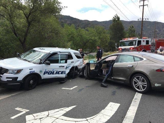 自動駕駛車追撞警車。（圖片來源：Independent／網址：https://goo.gl/RkNrUH）