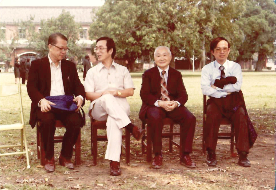 黃本源教授（左一）、張俊彥教授（左二）、夏少非教授（右二）以及作者蘇炎坤教授（右一）合照。（圖／作者提供）