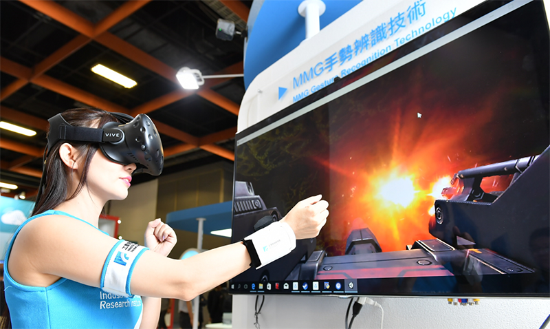 MMG手勢辨識手環，可用於凌空操控。(圖片來源: https://www.limitlessiq.com/news/post/view/id/2018/)