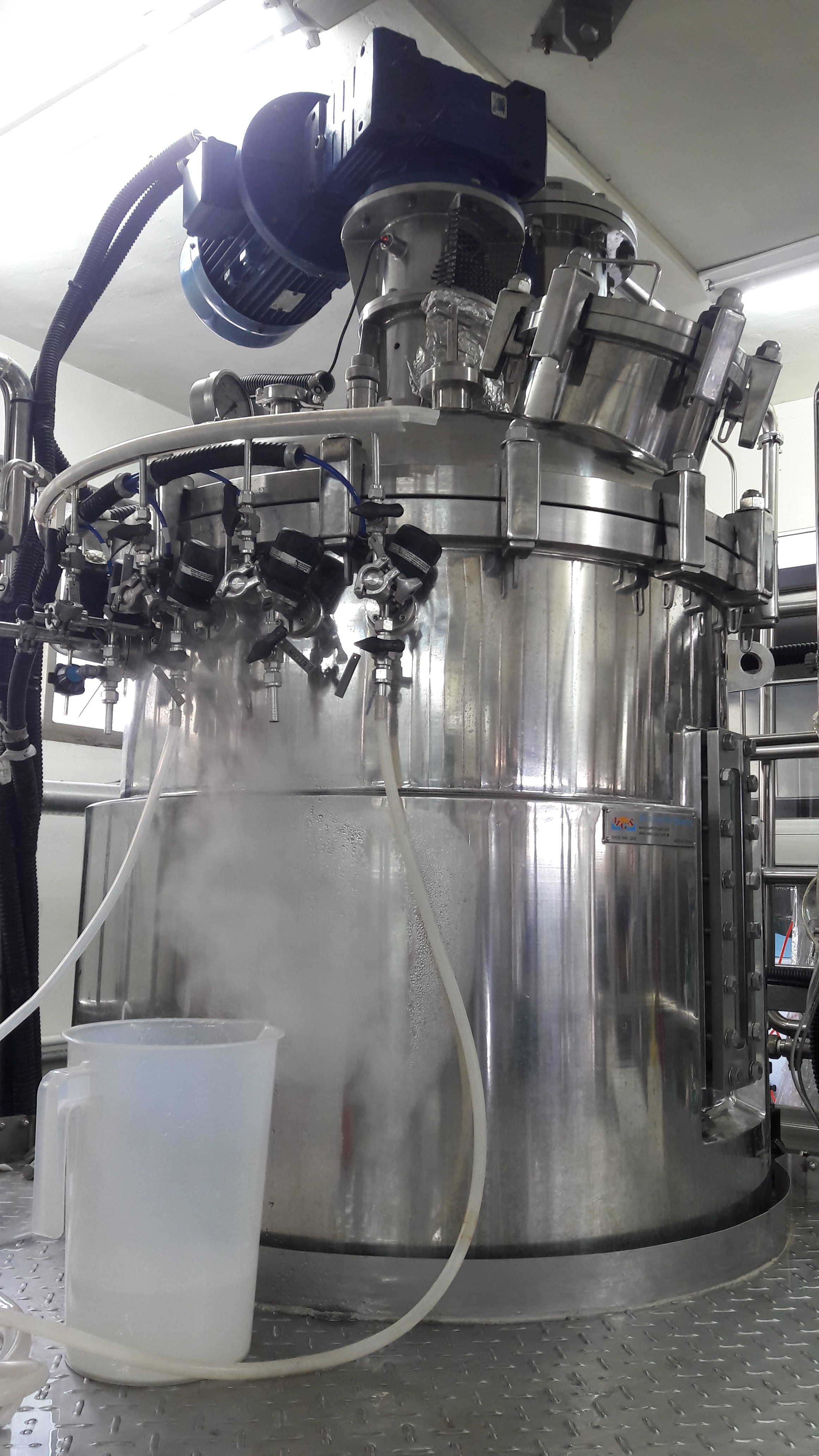 圖中儀器為1000公升的發酵槽，用它培養的菌種數量足以滿足一家中小型工廠於產品試樣時的用量需求。