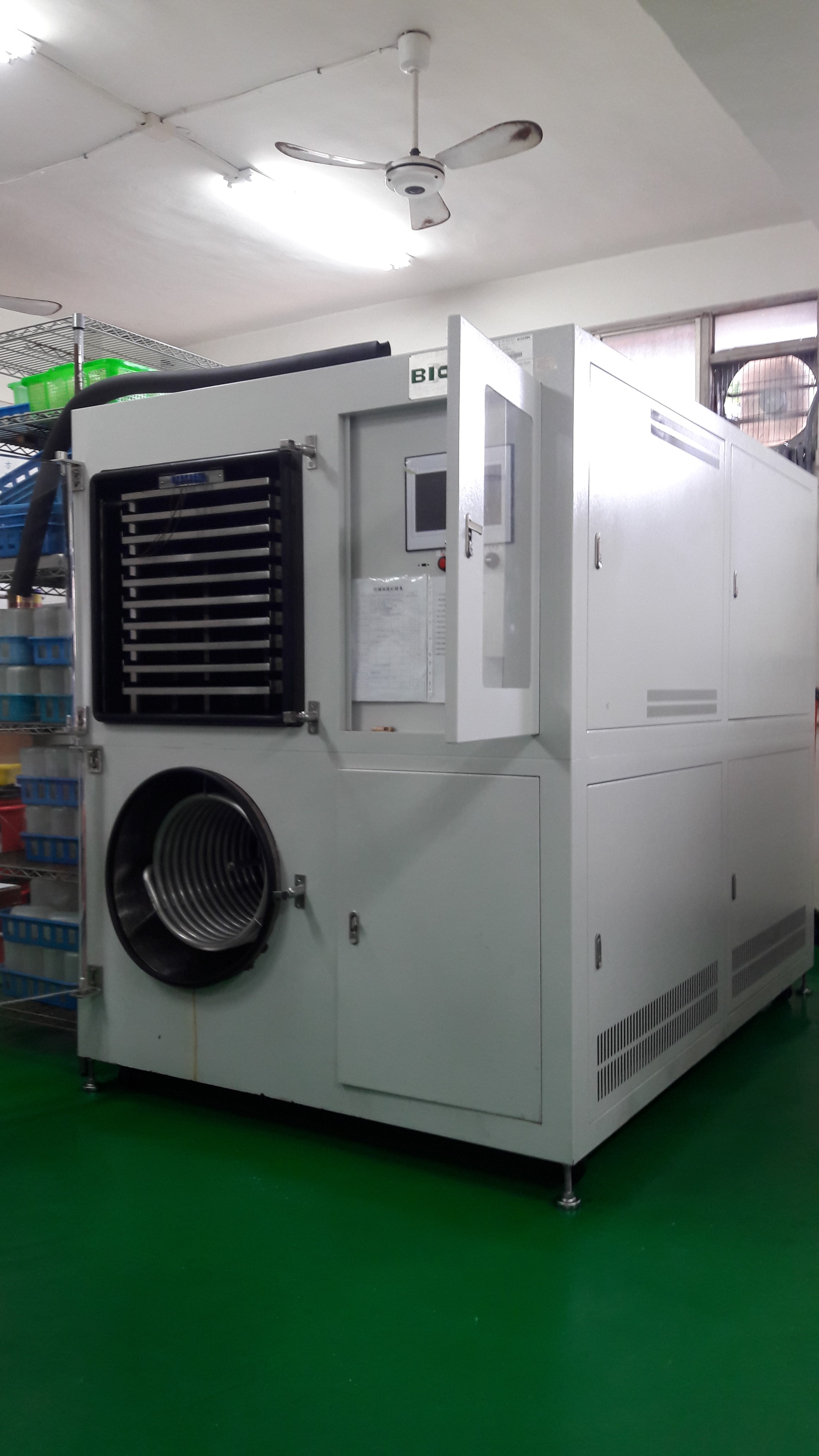圖中儀器為冷凍乾燥設備，為國內少見的最低溫度可達零下80°C的冷凍乾燥設備。對熱乾燥敏感的材料如乳酸菌等，都必須使用冷凍乾燥設備進行乾燥。