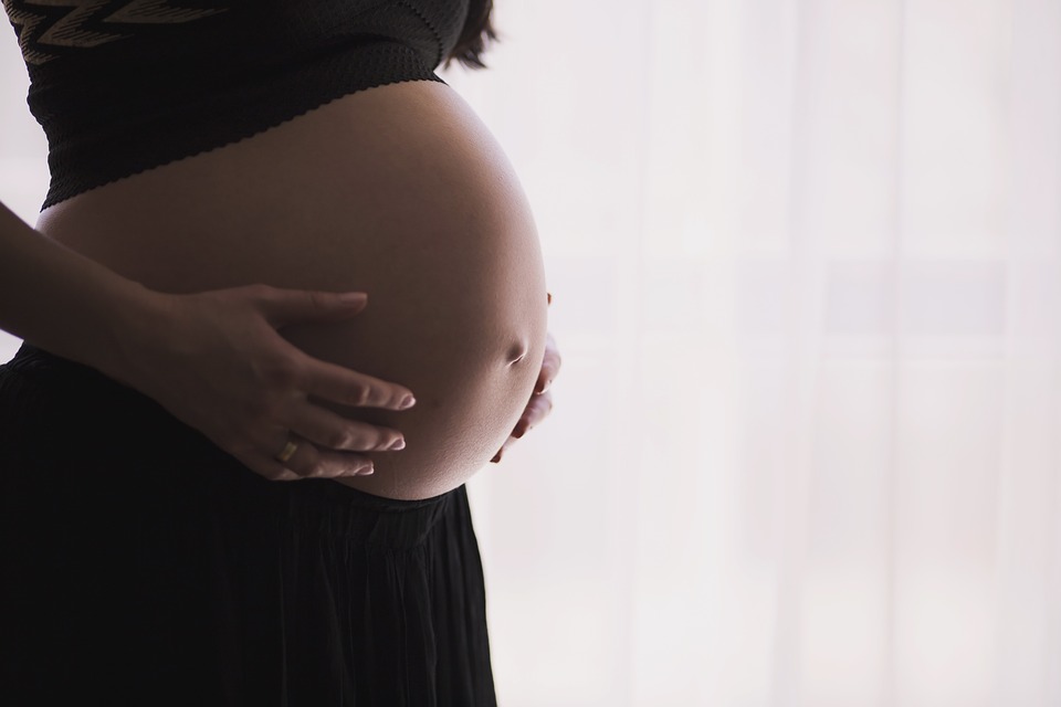 咖啡因對孕婦與胎兒的不良反應包括：流產、死產、早產、胎兒生長不良和低出生體重等。而東方的茶和西方的咖啡都提供咖啡因，在懷孕各期對胎兒的成長都有輕微的風險。孕婦有必要節制攝取量，尤其要破除茶比咖啡好的迷思。