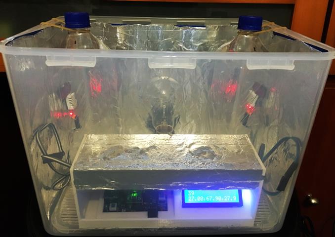 圖一 定性分析的實驗裝置，設定每 10 秒偵測一次寶特瓶內的溫濕度變化