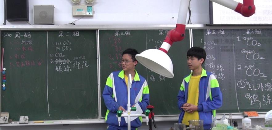 圖五 上台解釋目前預測的依據，並上傳相關的參考資料於臉書等社群分享。