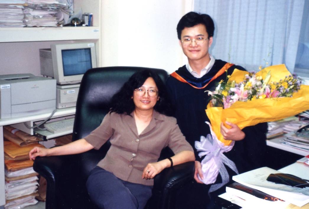 吳妍華教授與實驗室學生*合影。（*現為交通大學生物科技學院 助理教授 麥如村）