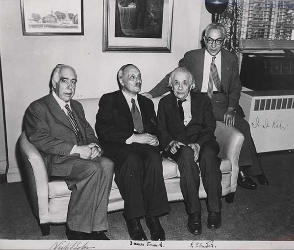 諾貝爾獎得主(由左):波耳(Niels Bohr)、法蘭克(James Franck)、愛因斯坦(Albert Einstein)、和拉比(Isidor Rabi) (Photo: Wikimedia commons)