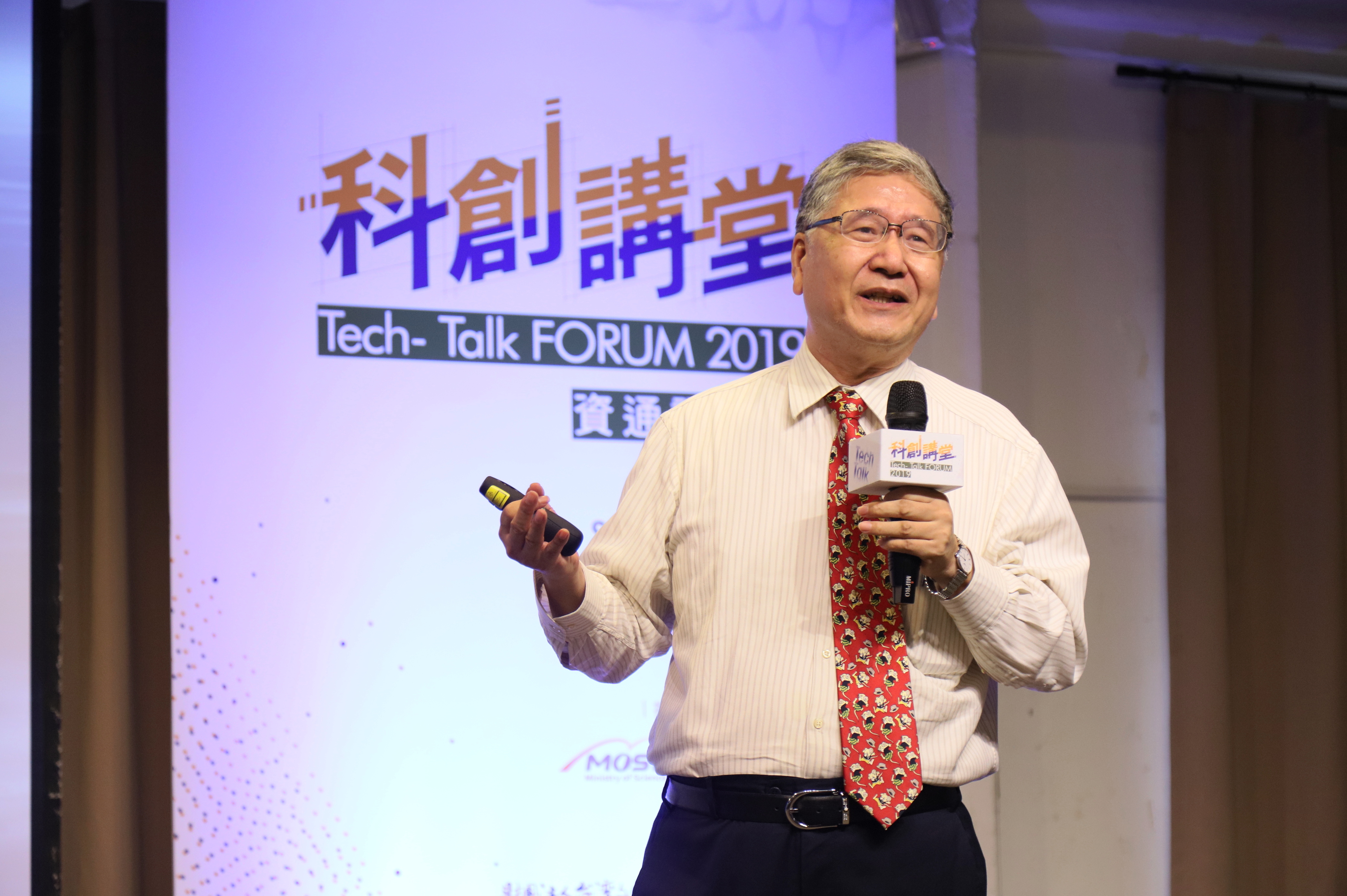 台灣大學資訊工程學系教授兼副系主任 徐慰中