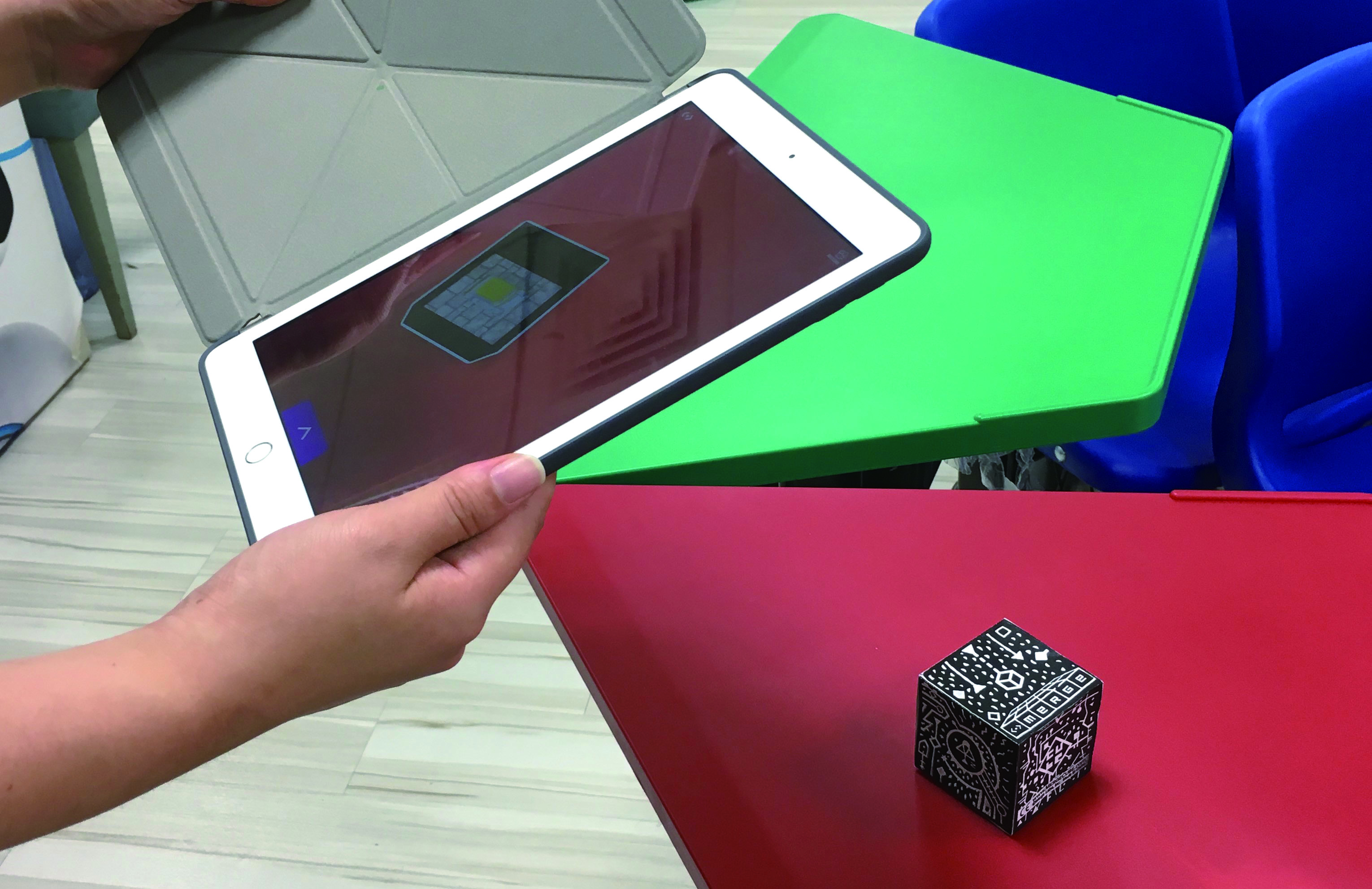 使用AR APP投射右下角的Merge Cube小方塊