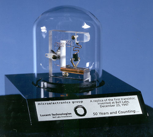 貝爾實驗室(Bell Labs)於 1947年開發出世界第一個電晶體,並於1948年7月15日將之發表於《物理評論快報》(Physical Review Journals),圖片為Lucent Technologies公司於1997年所製作的複製品。(圖片作者:Wikipedia user Federal employee,公有領域)