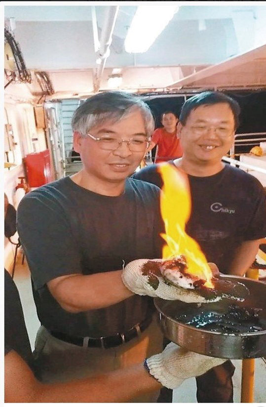 科技部第2期能源國家型科技計畫中的「地熱與天然氣水合物」計畫，邀請法國海洋研究船瑪麗杜凡號來台執行海域岩心採樣工作。照片中的研究人員以打火機點燃正在緩緩解離中的天然氣水合物（可燃冰）。（圖片來源：科技部）