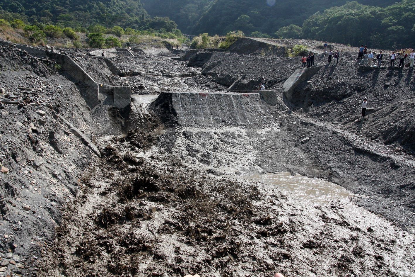科技部研究團隊在惠蓀林場蘭島溪野外堰塞湖與土石流觀測試驗站，公開進行堰塞湖潰決試驗。（圖／中興大學提供）