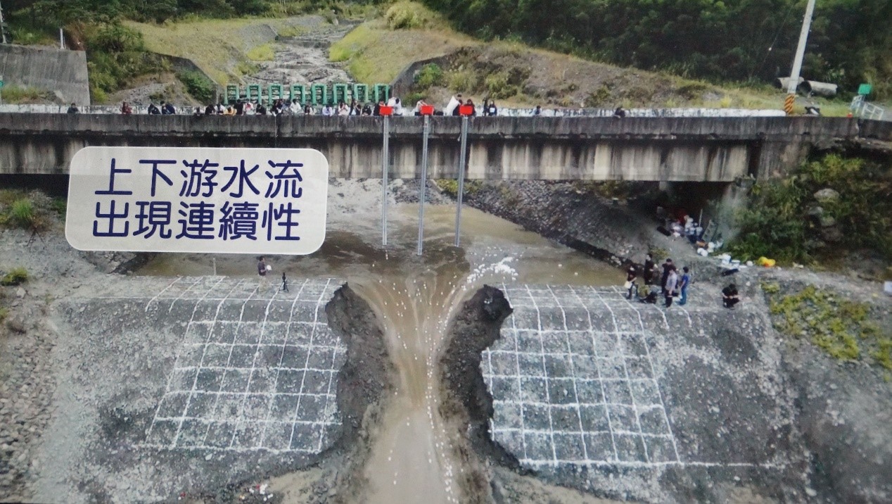 科技部研究團隊在惠蓀林場蘭島溪野外堰塞湖與土石流觀測試驗站，實驗觀測洪水在堰塞湖潰壩過程的流速變化。（圖／中興大學水土保持學系特聘教授陳樹群提供）