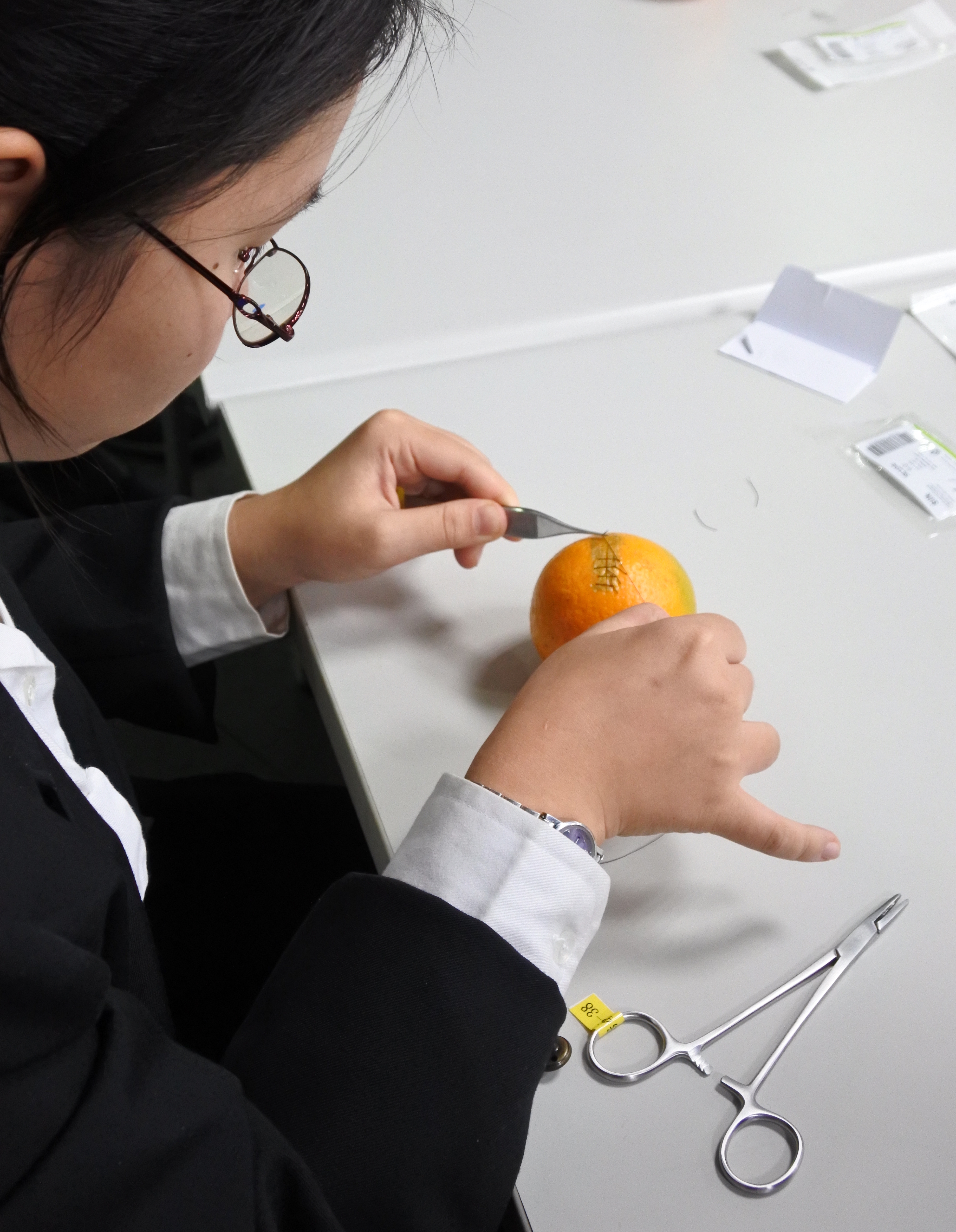 初學者適合以果皮具延展性的「橘子」練習手術縫合。