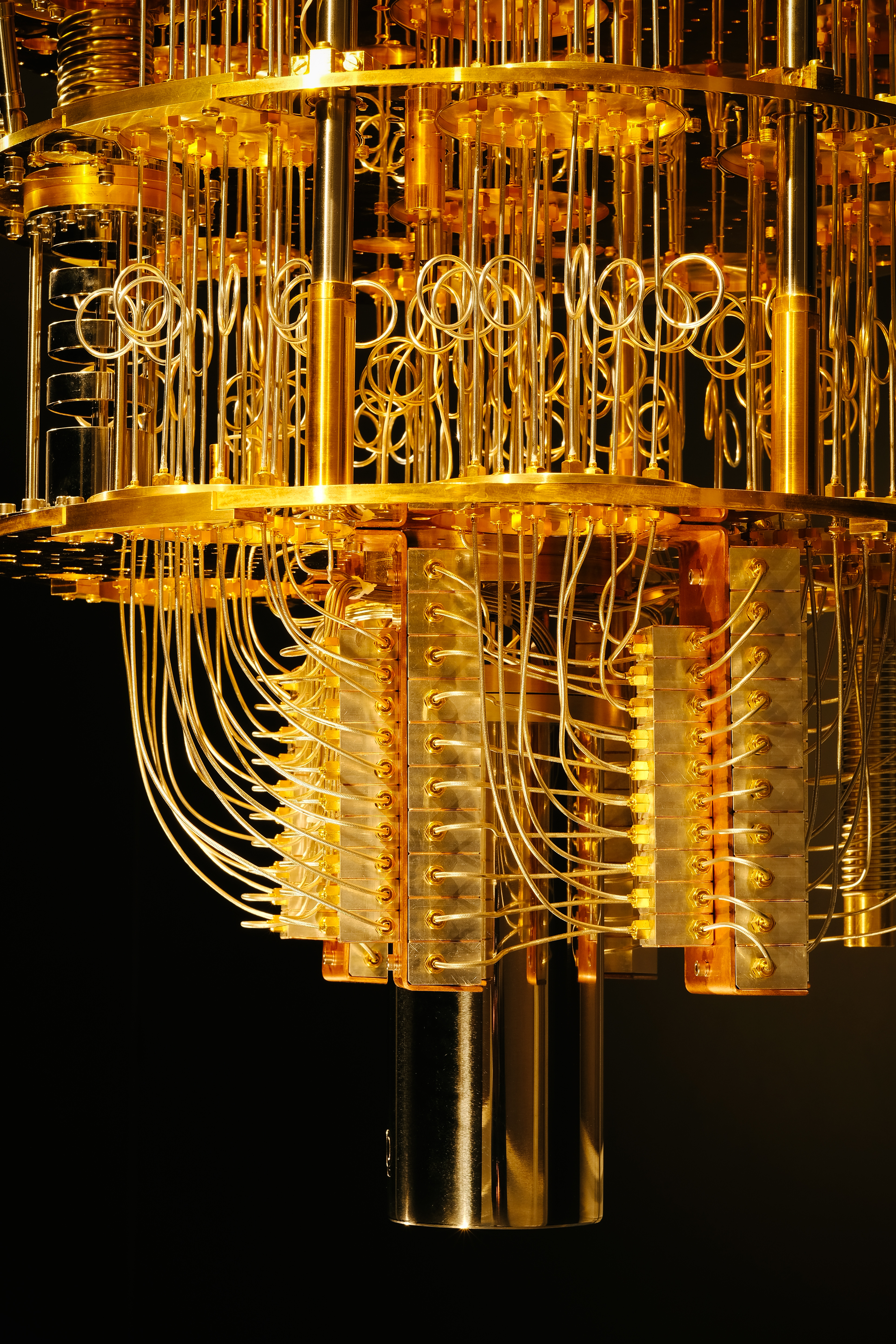 為了維持超導體的低溫，量子電腦下方會裝設稀釋冷凍器。（圖／flickr IBM Q Credit: Graham Carlow，https://www.flickr.com/photos/ibm_research_zurich/26774588908/in/album-72157663611181258/）