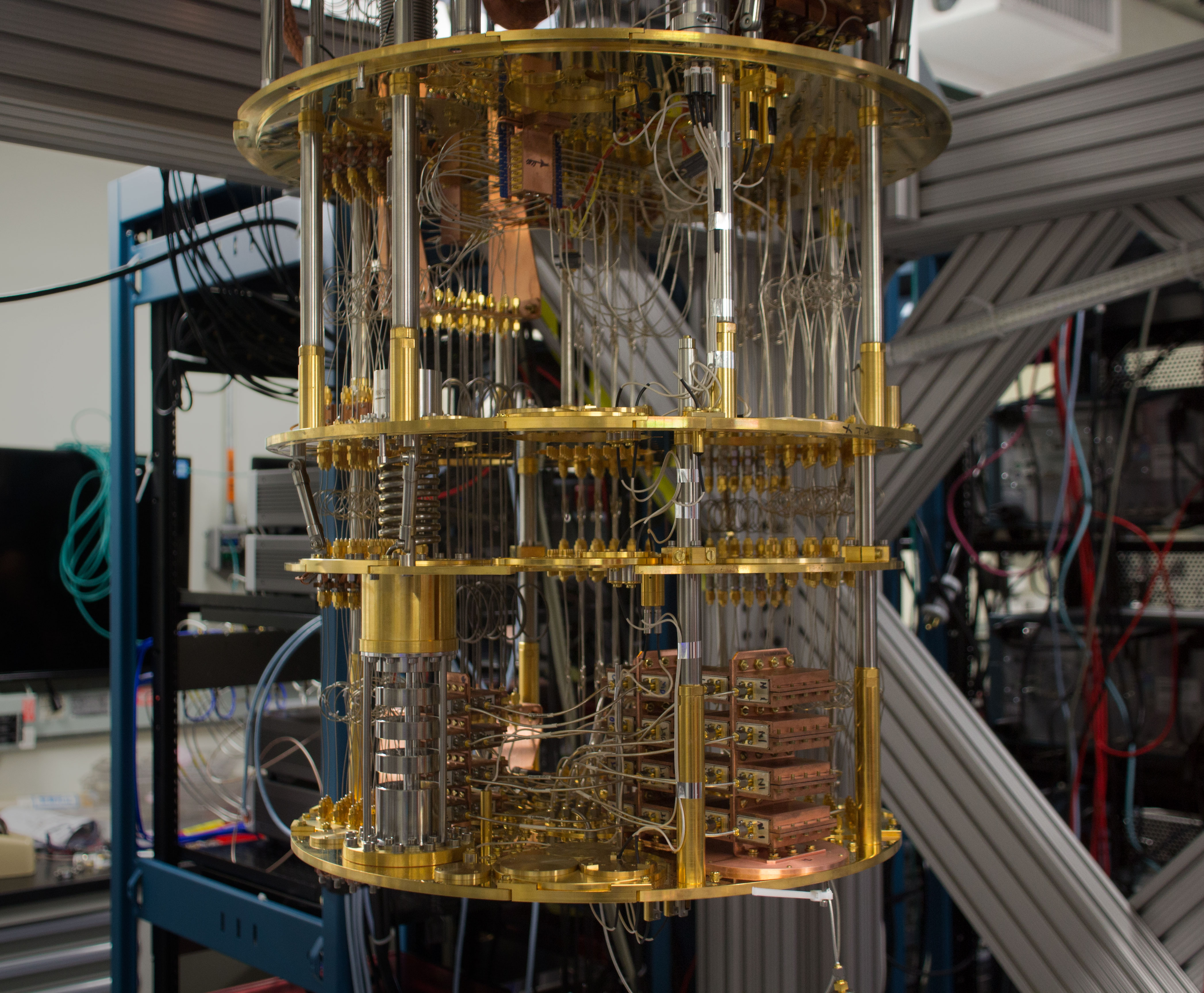 IBM量子電腦的內部構造，上面的一根根的都是同軸電線。（圖／flickr IBM Q，https://www.flickr.com/photos/ibm_research_zurich/32390815144/in/album-72157663611181258/）