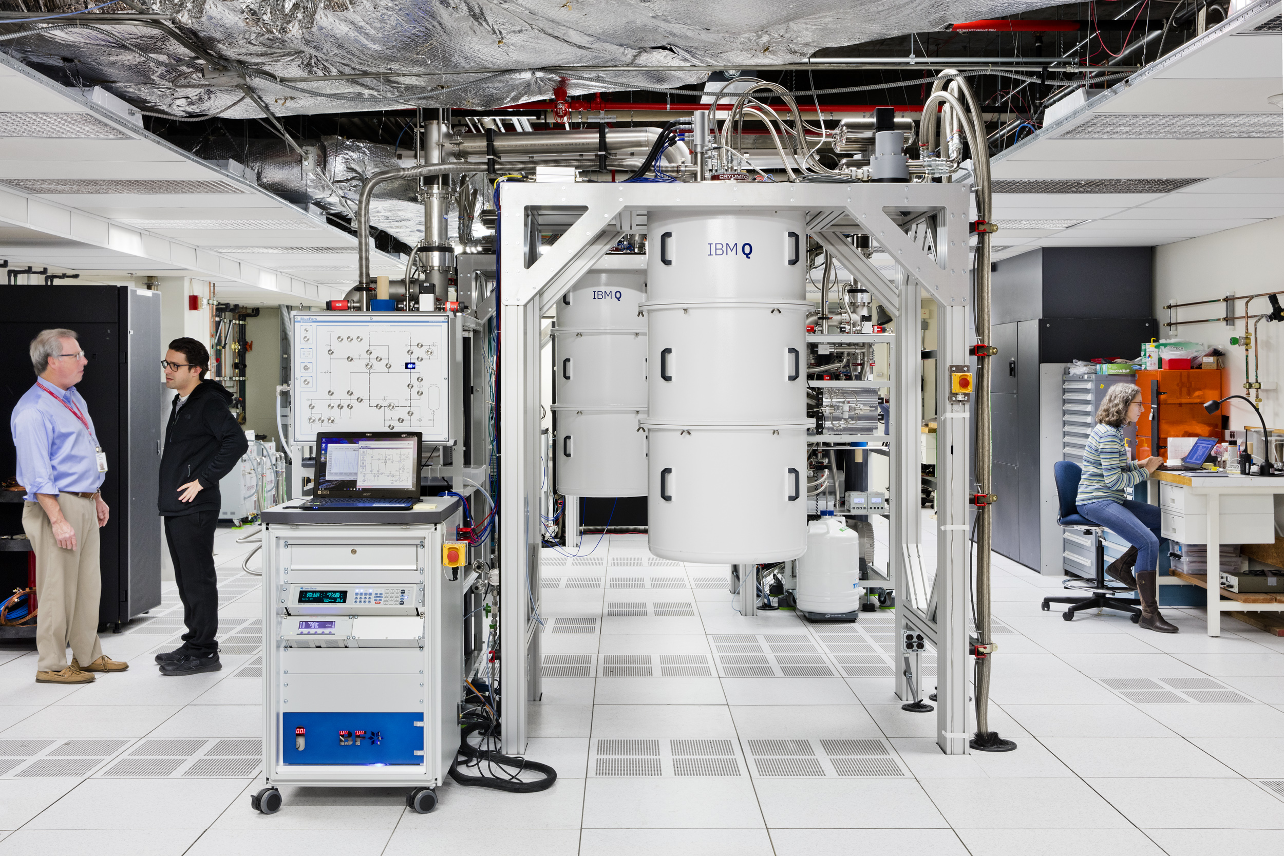 IBM量子電腦實驗室，電腦裝在白色的罩子中受保護。（圖／flickr IBM Q，https://www.flickr.com/photos/ibm_research_zurich/38296273694/in/album-72157663611181258/）