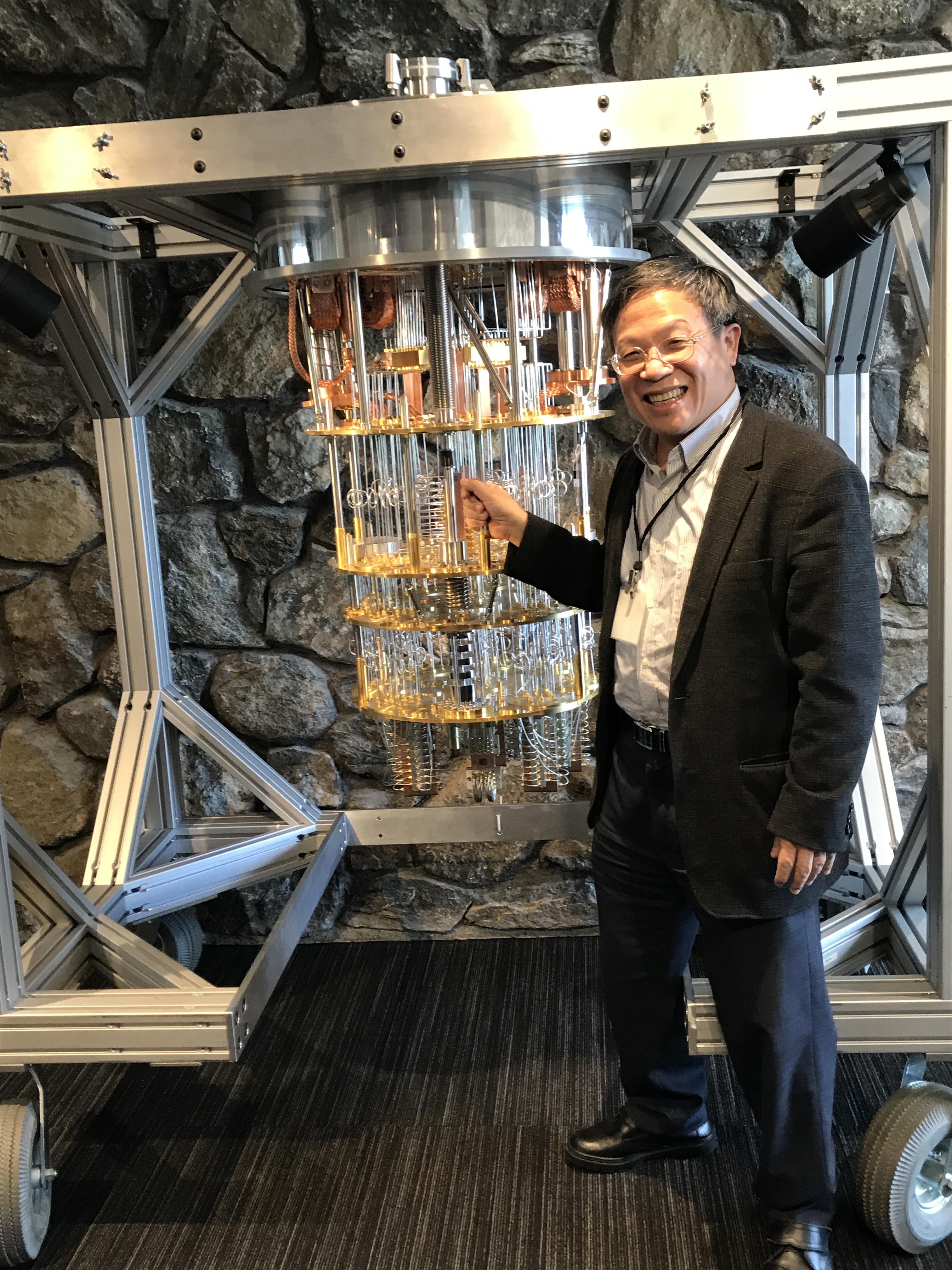 臺大IBM量子電腦中心主任張慶瑞曾至IBM參訪與量子電腦合照。（圖／張慶瑞提供）