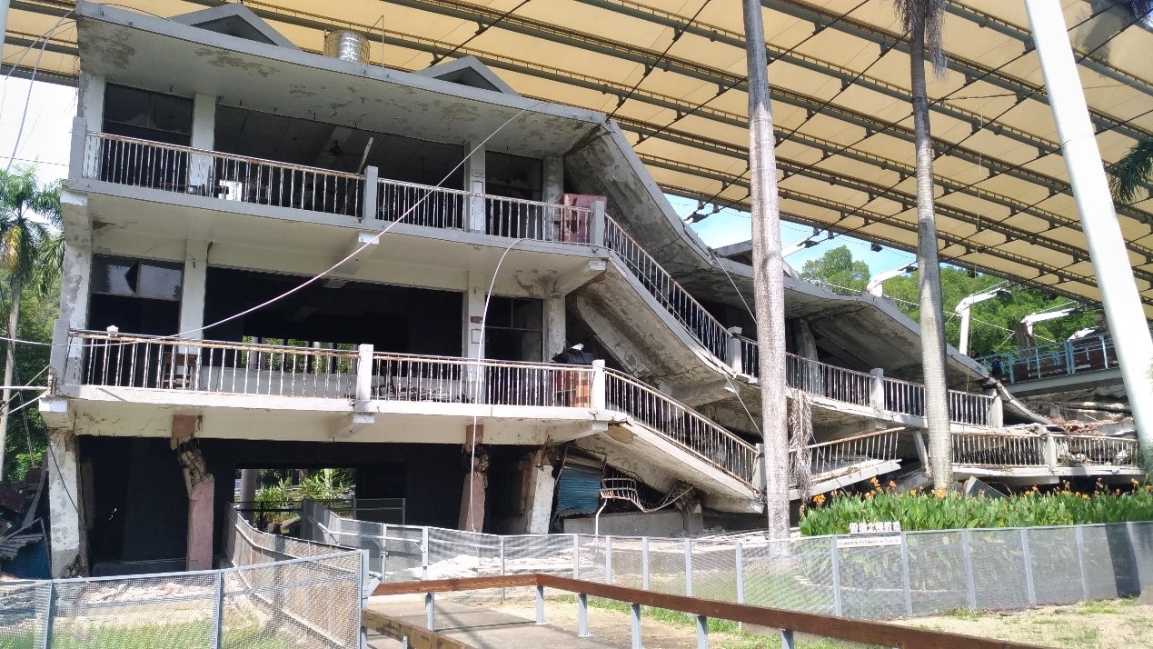 921大地震使全臺多間學校校舍傾倒毀壞，霧峰鄉光復國中也是其中之一，校內的北棟教室由於橫跨車籠埔斷層導致受創嚴重。損毀的光復國中原址於2001年規畫為921地震教育園區，現已成為我國推動地震防災教育的重要活教材。 （圖／羅書韻攝）